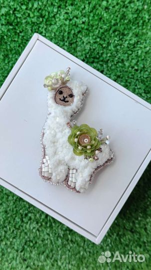 Брошь ручной работы из бисера лама