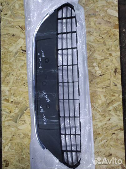 Решетка радиатора 8m5117k945afw Ford Focus 2010 CB