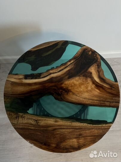 Стол из эпоксидной смолы круглый