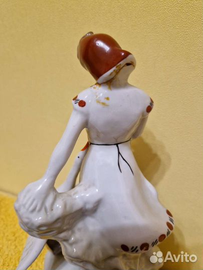 Статуэтки сссрвинтаж Птичница, Белочка,Дельфины