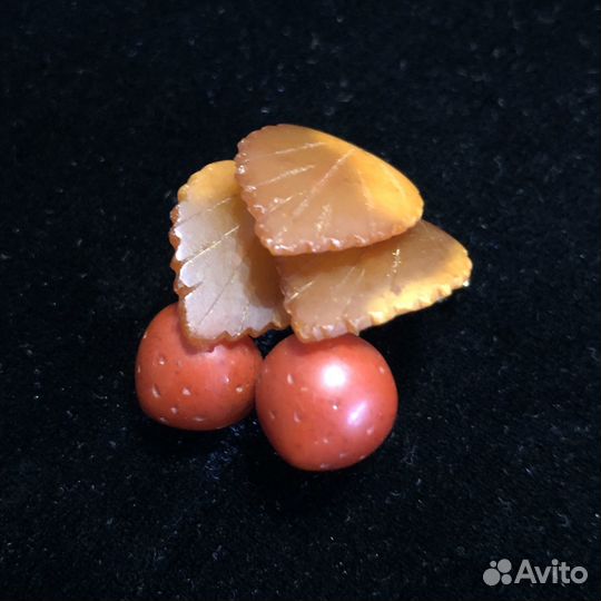 Брошь клубника янтарь