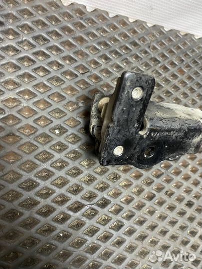 Петля решётки радиатора Volvo FH4 20545092