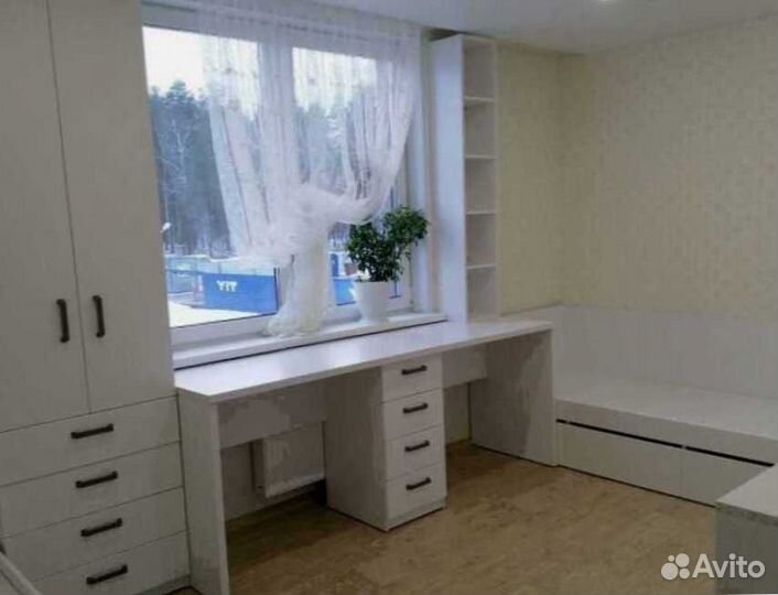 Рабочая зона в углу у окна