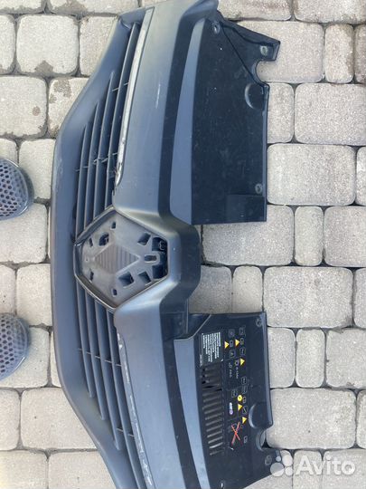 Решетка радиатора renault logan 2