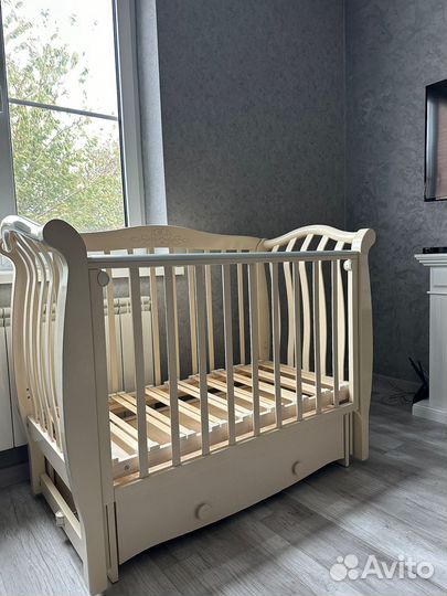 Детская кроватка и комод