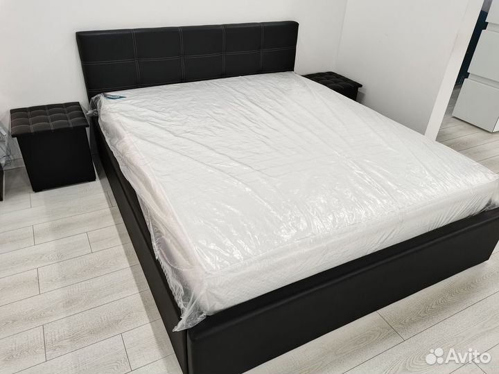 Кровать с матрасом