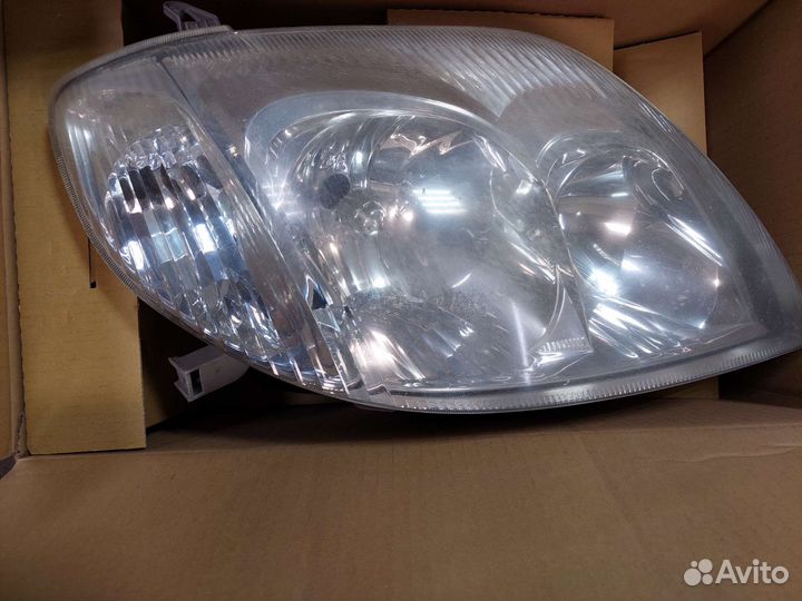 Правая фара Toyota corolla 120 (2005г. седан, 1,6)