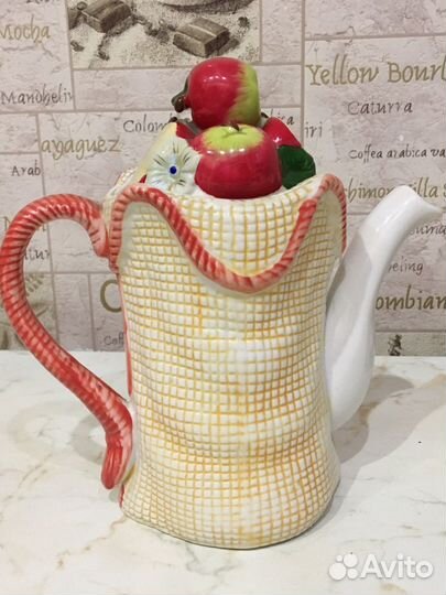 Заварочный чайник и сахарница