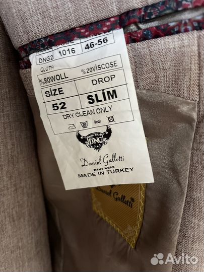 Костю тройка, рубашка и галстук. 52