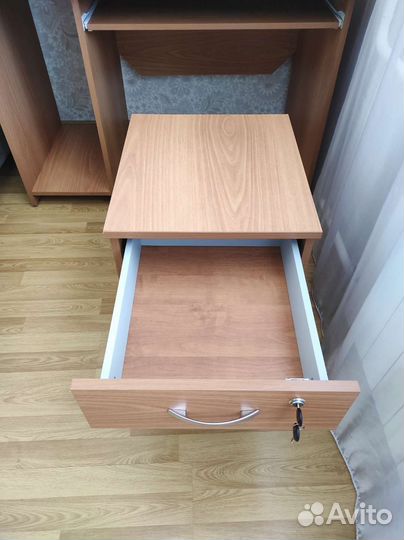 Стол письменный