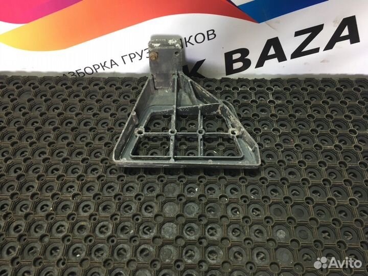 1641631 Кронштейн подножки правый