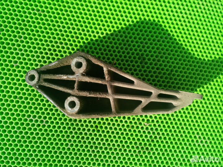 Кронштейн двигателя левый Opel Vectra B