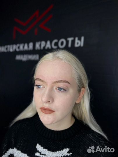Модель на брови