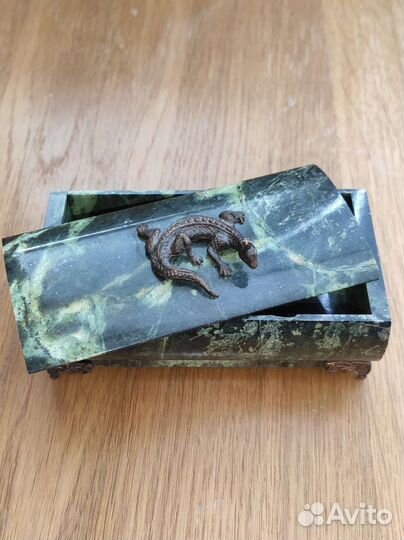 Шкатулка с фигуркой ящерицы на крышке из змеевика