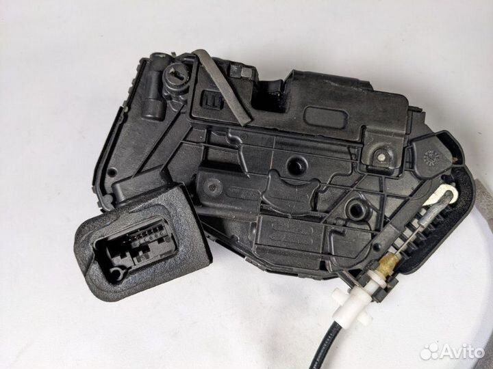 Замок двери задний правый Skoda Rapid 1.6 CWV 110