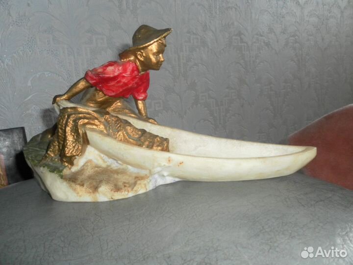 Мальчик С лодкой