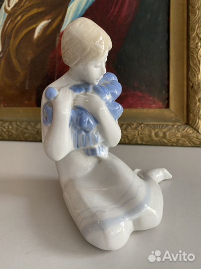 Фарфоровая статуэтка Девушка с Тюльпанами Чайка