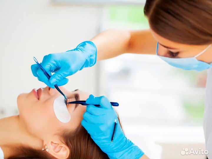 Мастер по наращиванию ресниц