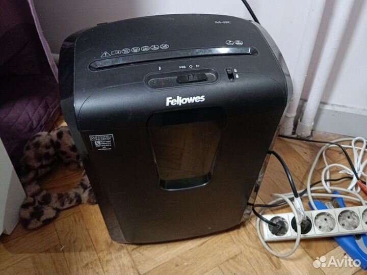 Уничтожитель бумаг шредер Fellowes M-8C