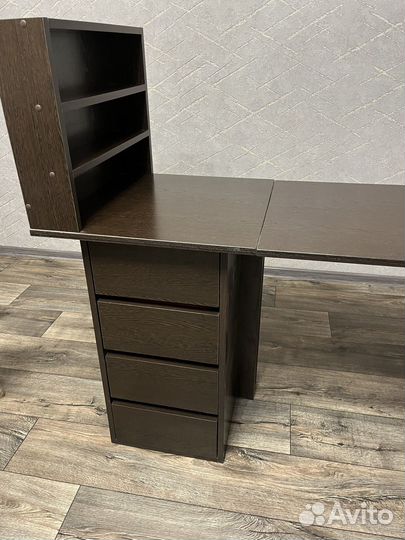 Маникюрный стол