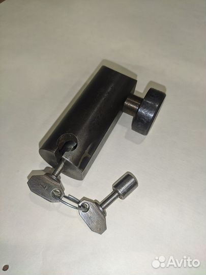 Продам оригинальный навесной замок