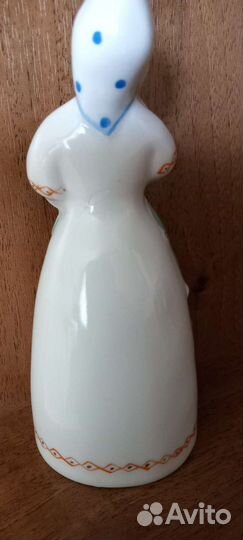 Девушка с подсолнухом и льном.Фарфор.Минск