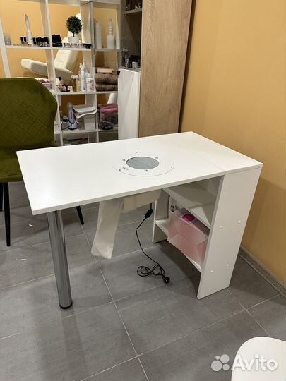Маникюрный стол с вытяжкой