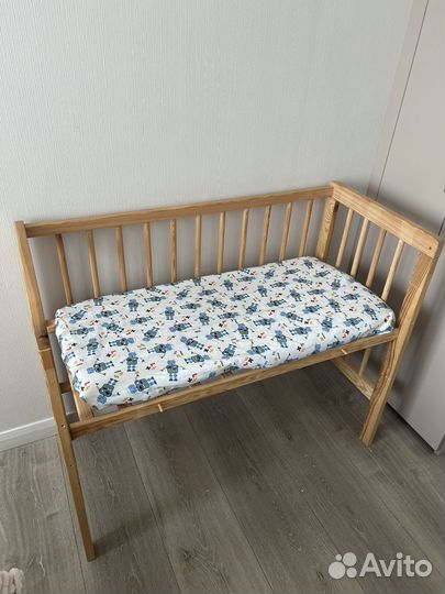 Кроватка детская и пеленальный стол