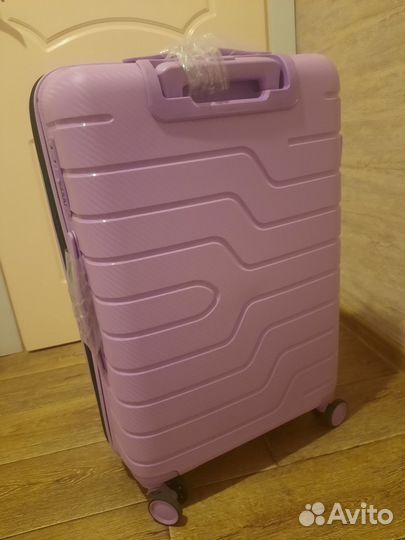 Чемодан на колесах новый