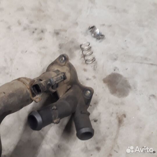 Корпус термостата 4M5G6L721 Форд Фокус 2 1.6