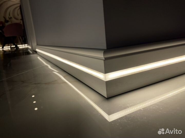 Монтаж напольного плинтуса