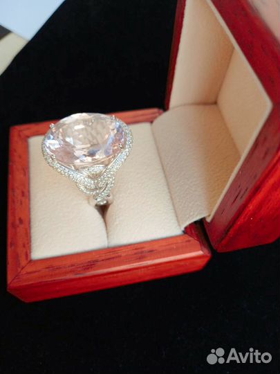 Кольцо из белого золота с бриллиантами и кварцем