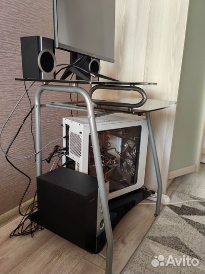 Компьютерный стол стеклянный