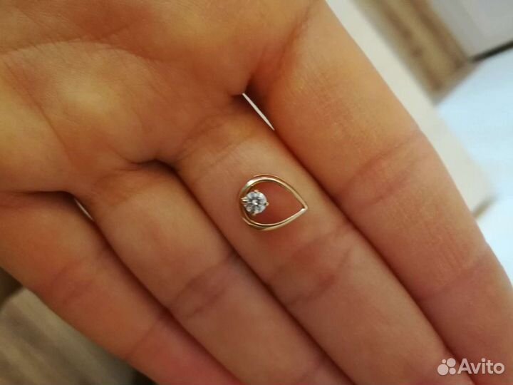 Золотой кулон с фианитом