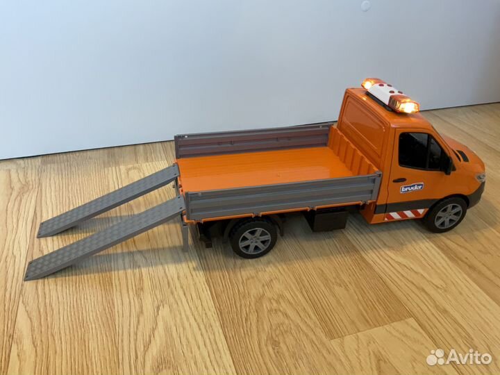 Грузовик Bruder MB Sprinter с фигуркой 02-537