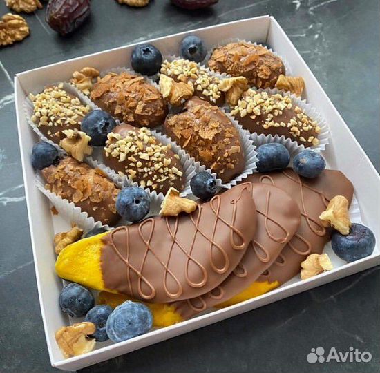 Королевские финики, манго, голубика в шоколаде