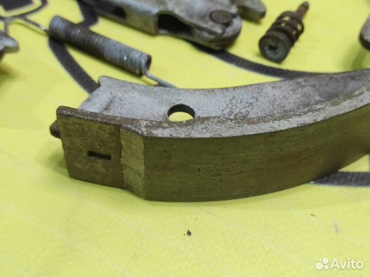 Механизм стояночного тормоза задний левый