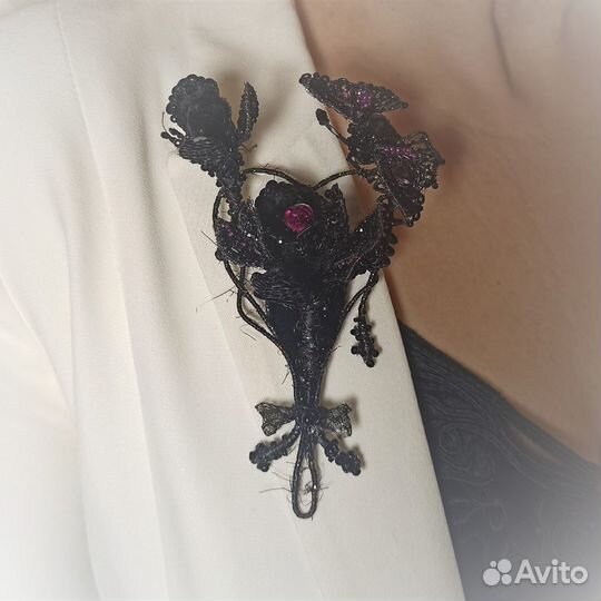 Кулон и брошь Черная Магнолия с самоцветами