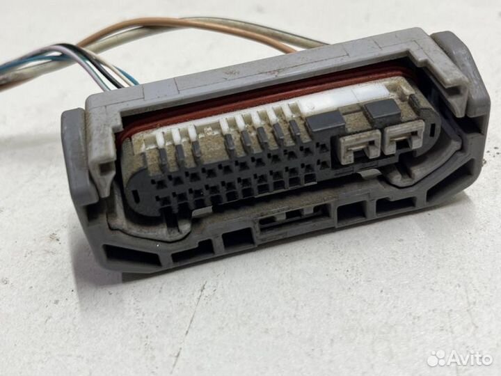 Штекер на фару передний Toyota Camry V70/V75