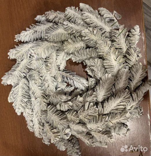 Новогодний декор, венок, игрушки, гирлянда