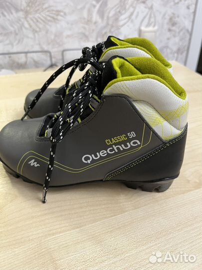 Ботинки лыжные и лыжи с палками