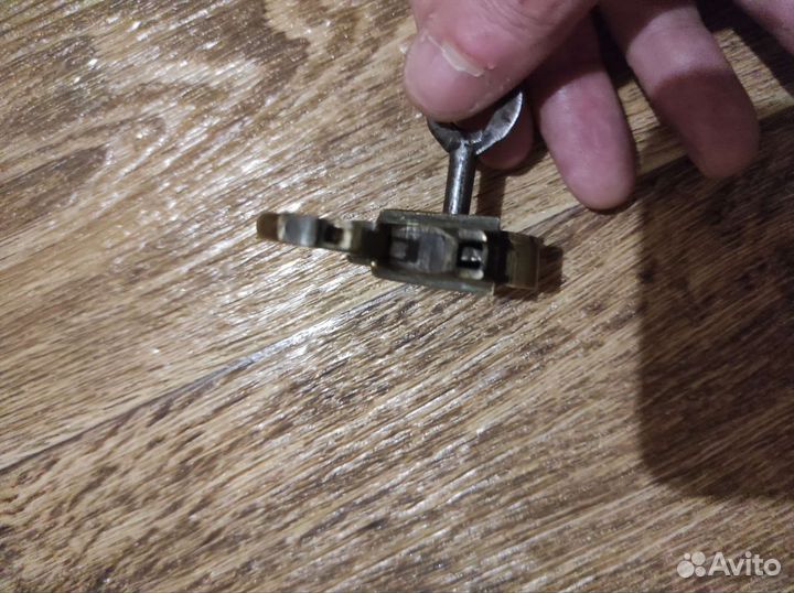 Навесной замок старинный