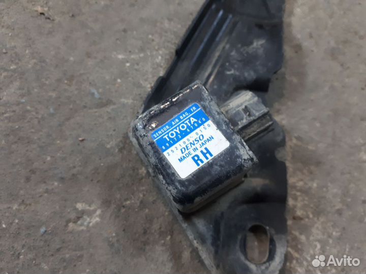 Датчик удара передний правый Toyota Prius NHW20