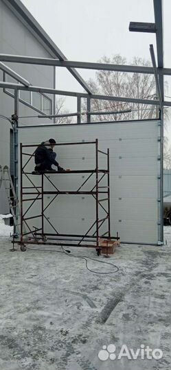 Монтаж секционных ворот рольставней
