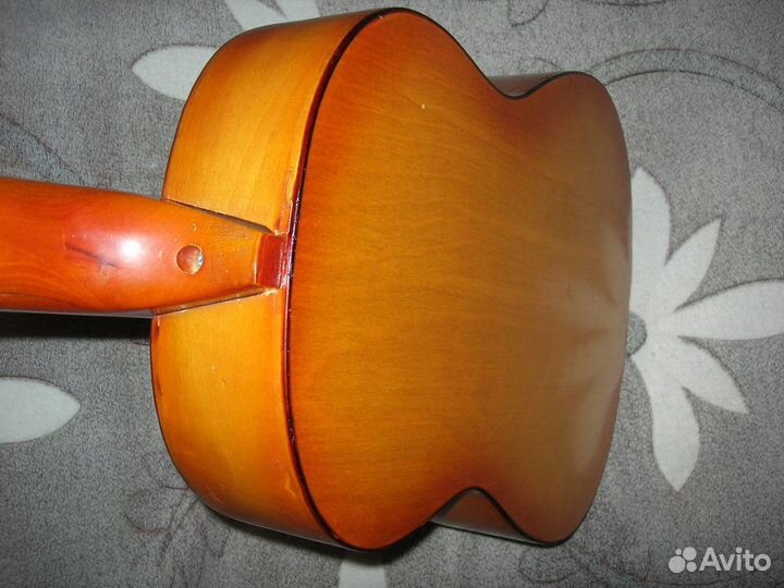 Шестиструнная гитара с новыми струнами