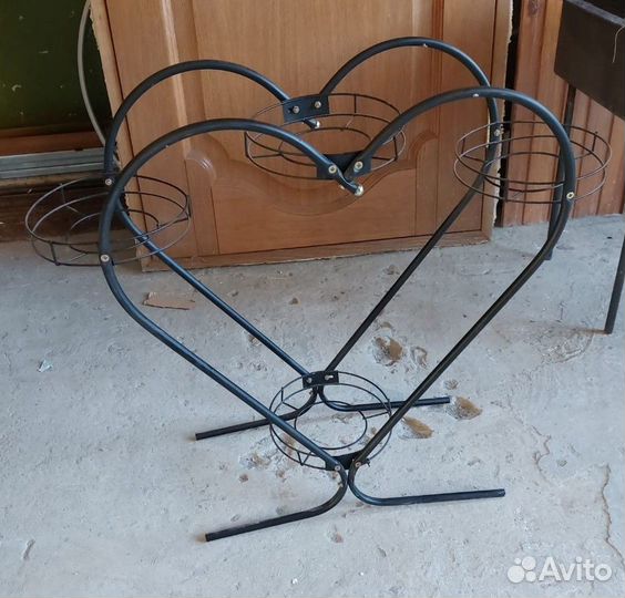 Напольная, металлическая подставка для цветов