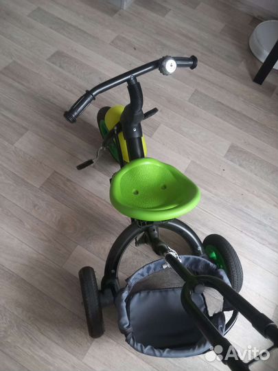 Трехколесный велосипед с ручкой