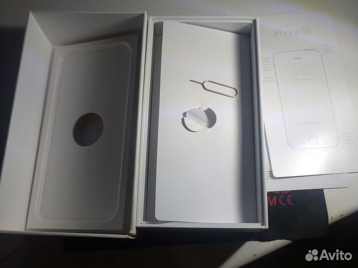 Коробка от iPhone SE