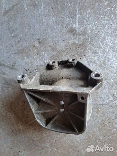 Кронштейн двигателя на Volvo S80