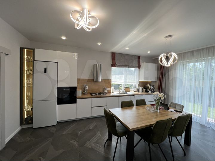 Дом 240 м² на участке 6 сот.